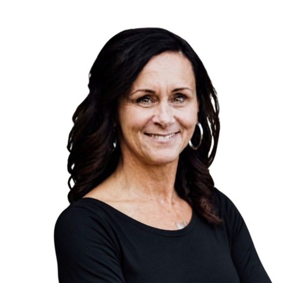 Femme souriante aux cheveux ondulés foncés, vêtue d'un haut noir, sur fond blanc.