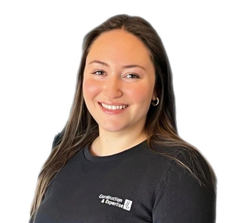 Portrait d'une femme souriante en chemise noire sur fond blanc