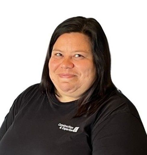 Femme en t-shirt noir souriant sur fond blanc