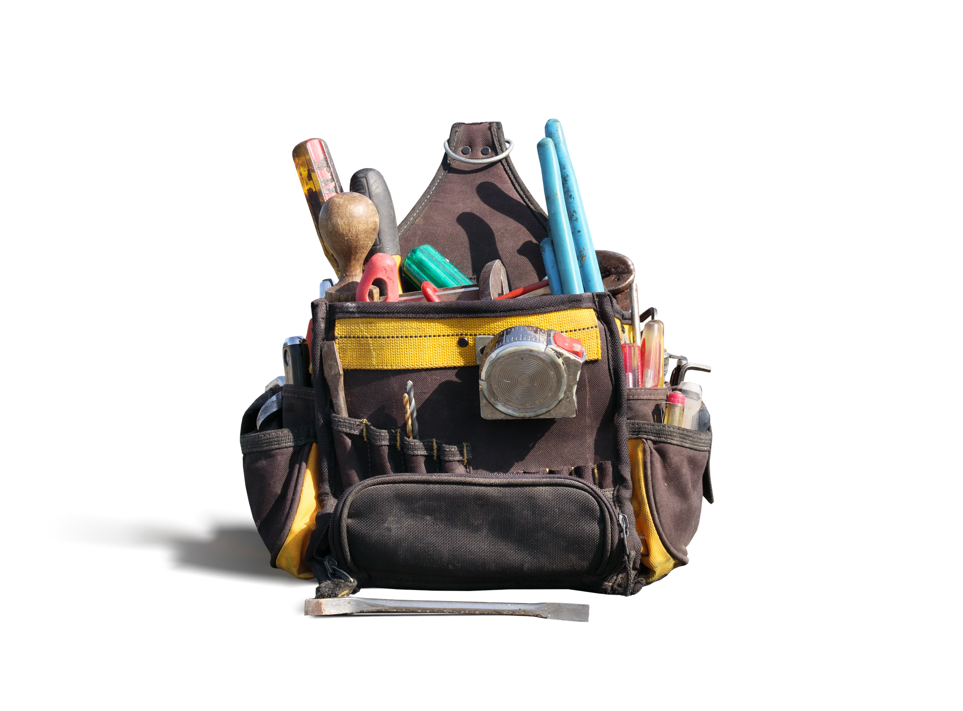 Un sac à outils rempli d'outils sur fond blanc.