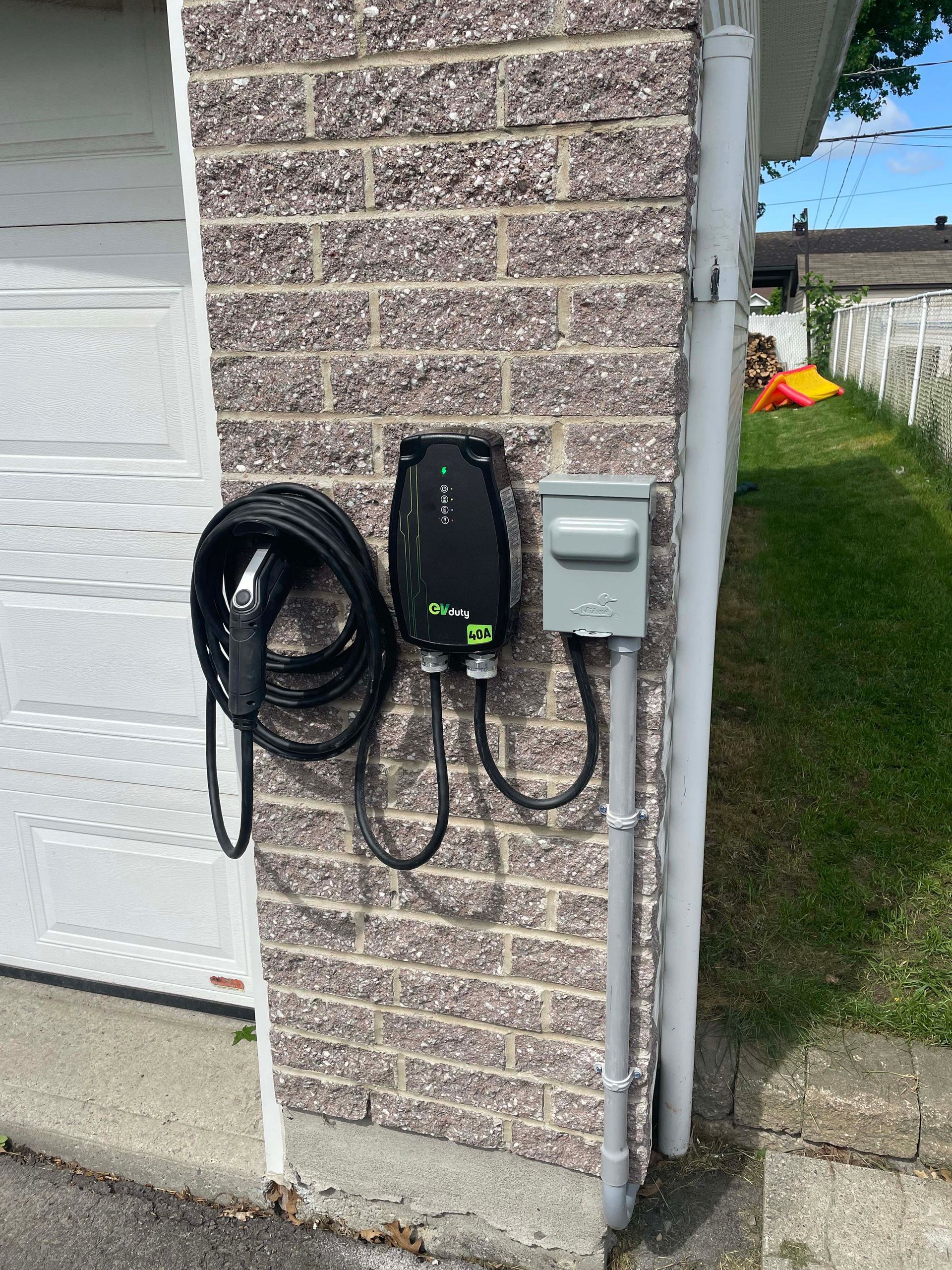 Un mur de briques avec une station de recharge attachée.