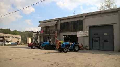 Diversi trattori parcheggiati