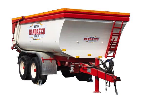 Trattore lavorando il campo