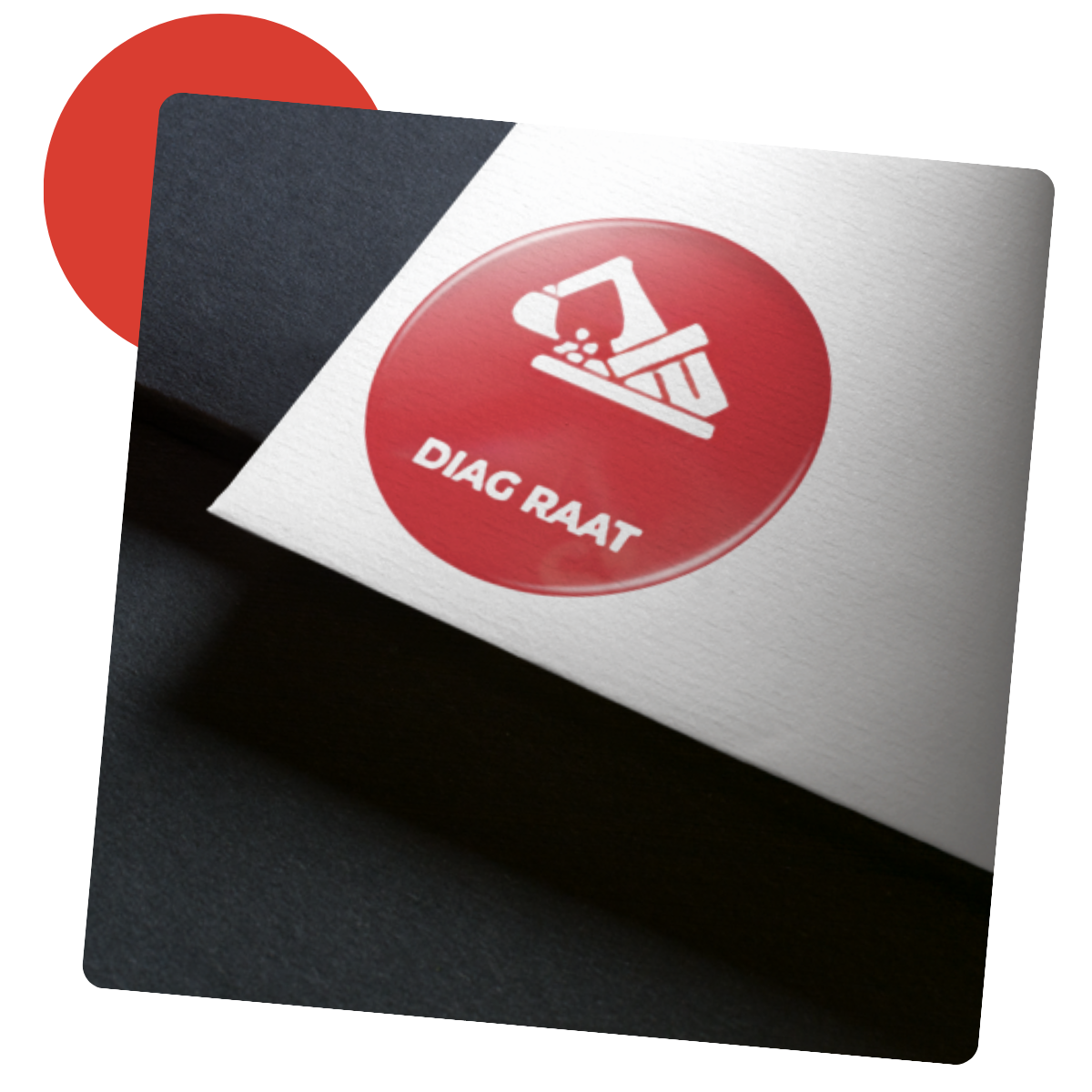 Cercle rouge avec une icône de chantier, inscription « DIAG RAAT », sur une surface noire et blanche.