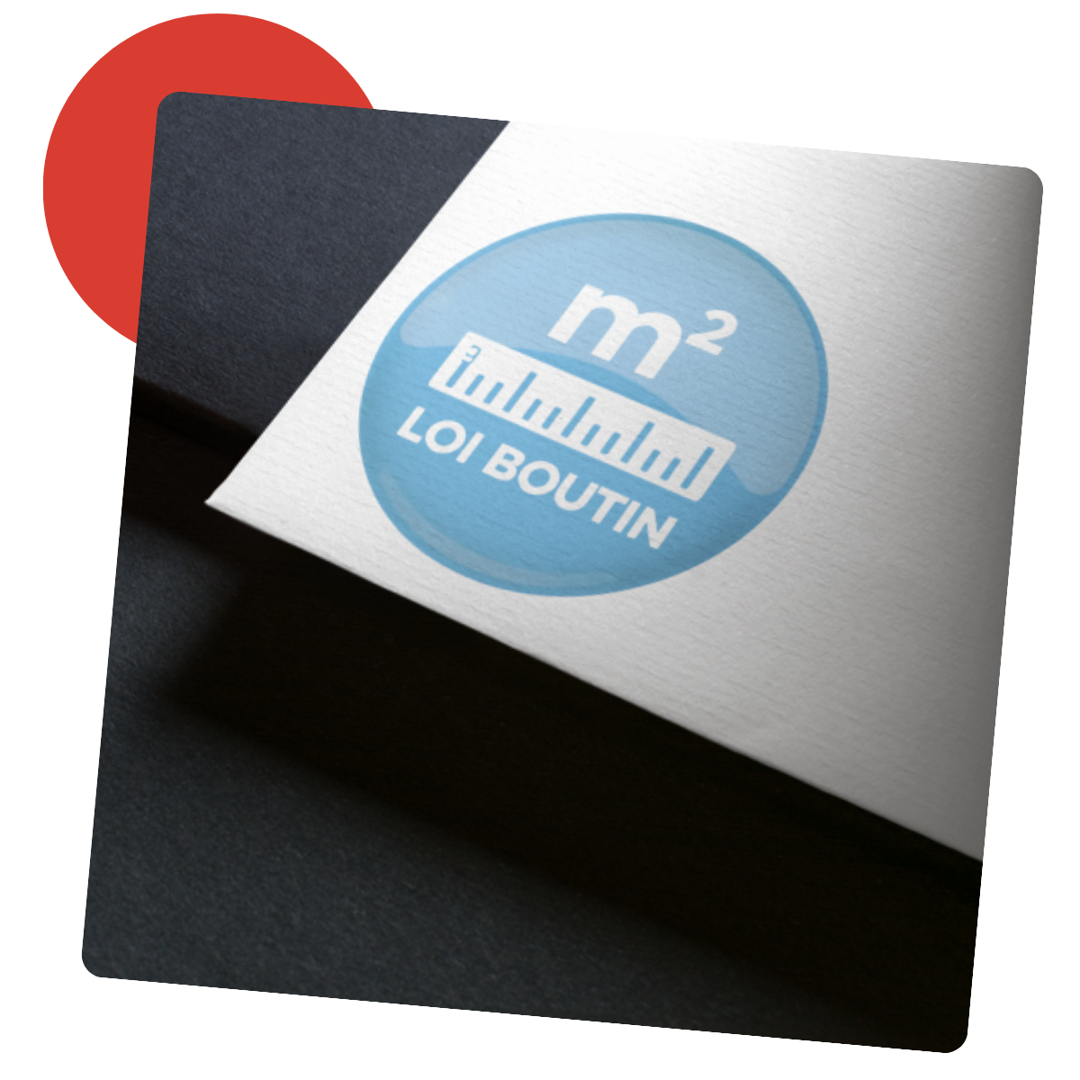 Logo circulaire bleu avec le texte « m2 LOI BOUTIN », un graphique de règle, sur du papier blanc et un fond noir.