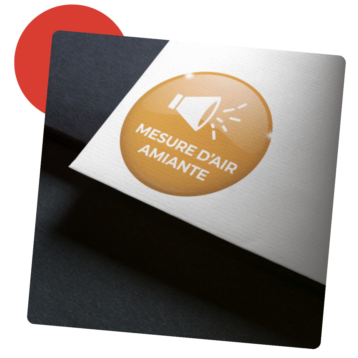 Autocollant orange avec icône de mégaphone et texte « MESURE D'AIR AMIANTE » sur papier blanc sur surface noire avec cercle rouge.