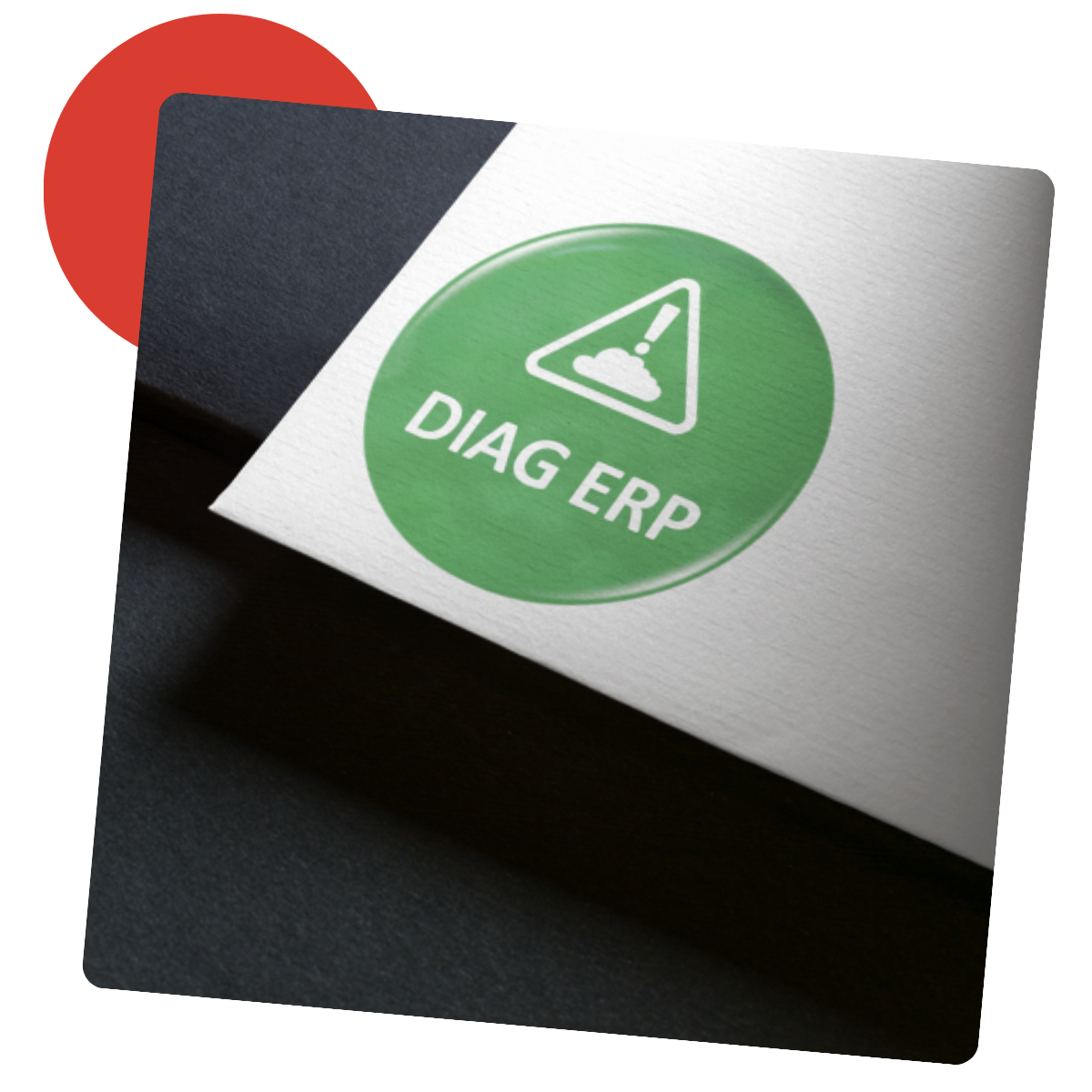 Autocollant vert « DIAG ERP » avec icône de nuage sur papier blanc, cercle rouge en arrière-plan.