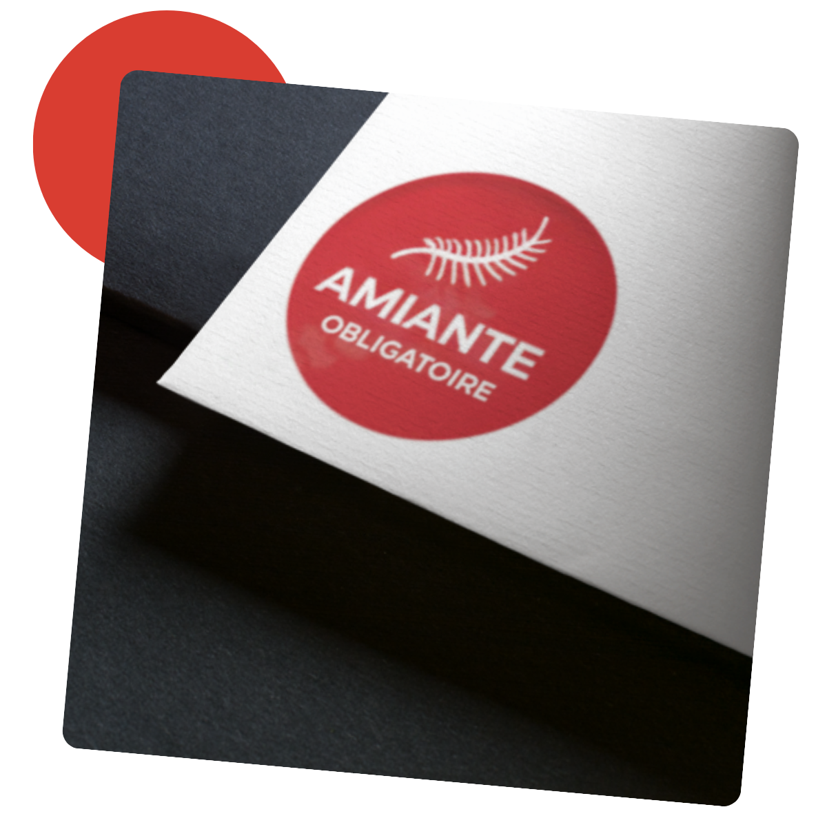 Étiquette circulaire rouge avec l'inscription « AMIANT OBLIGATOIRE » sur papier blanc sur fond noir.