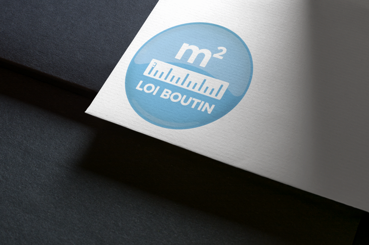 Logo sur papier blanc ; il comporte un ovale bleu avec « m² », une règle et le texte « LOI BOUTIN ».