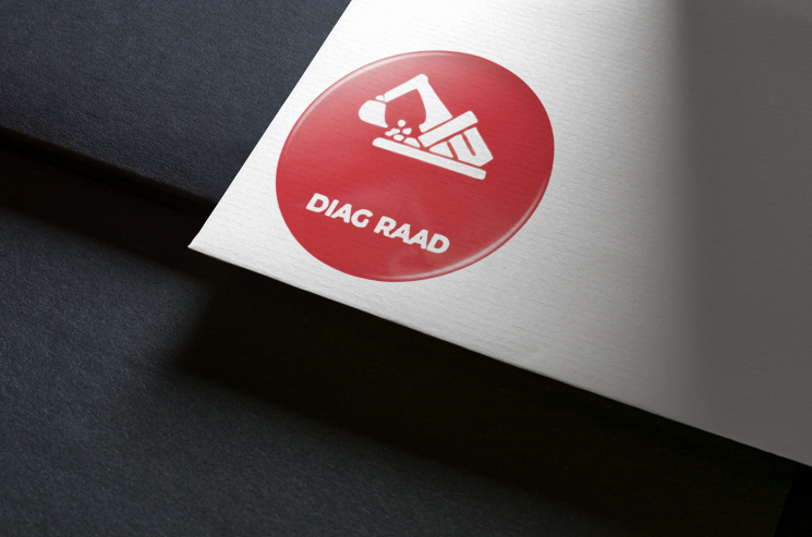 Étiquette d'avertissement de chantier rouge et blanche avec une icône de pelleteuse, le texte indique « DIAG RAAD ».