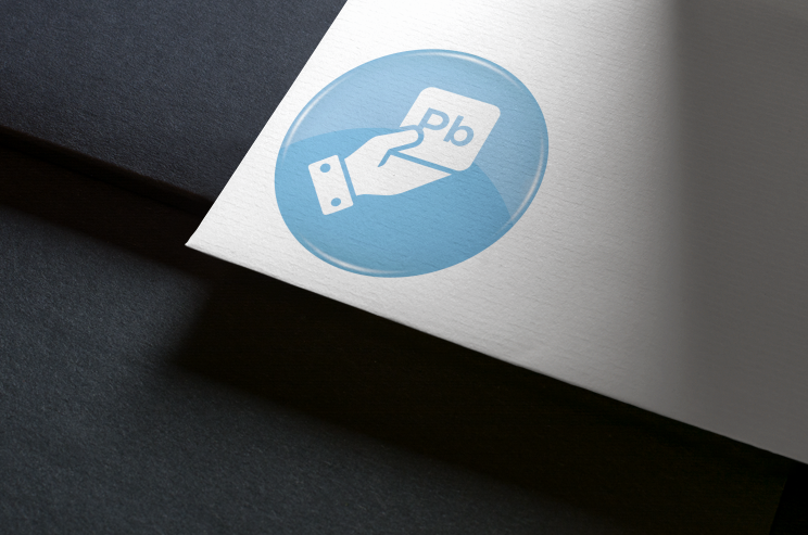 Main tenant une carte avec le symbole Pb à l'intérieur d'un cercle bleu.