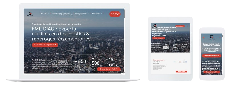 Maquette de site web sur ordinateur portable, tablette et téléphone, présentant un arrière-plan de paysage urbain et du texte.