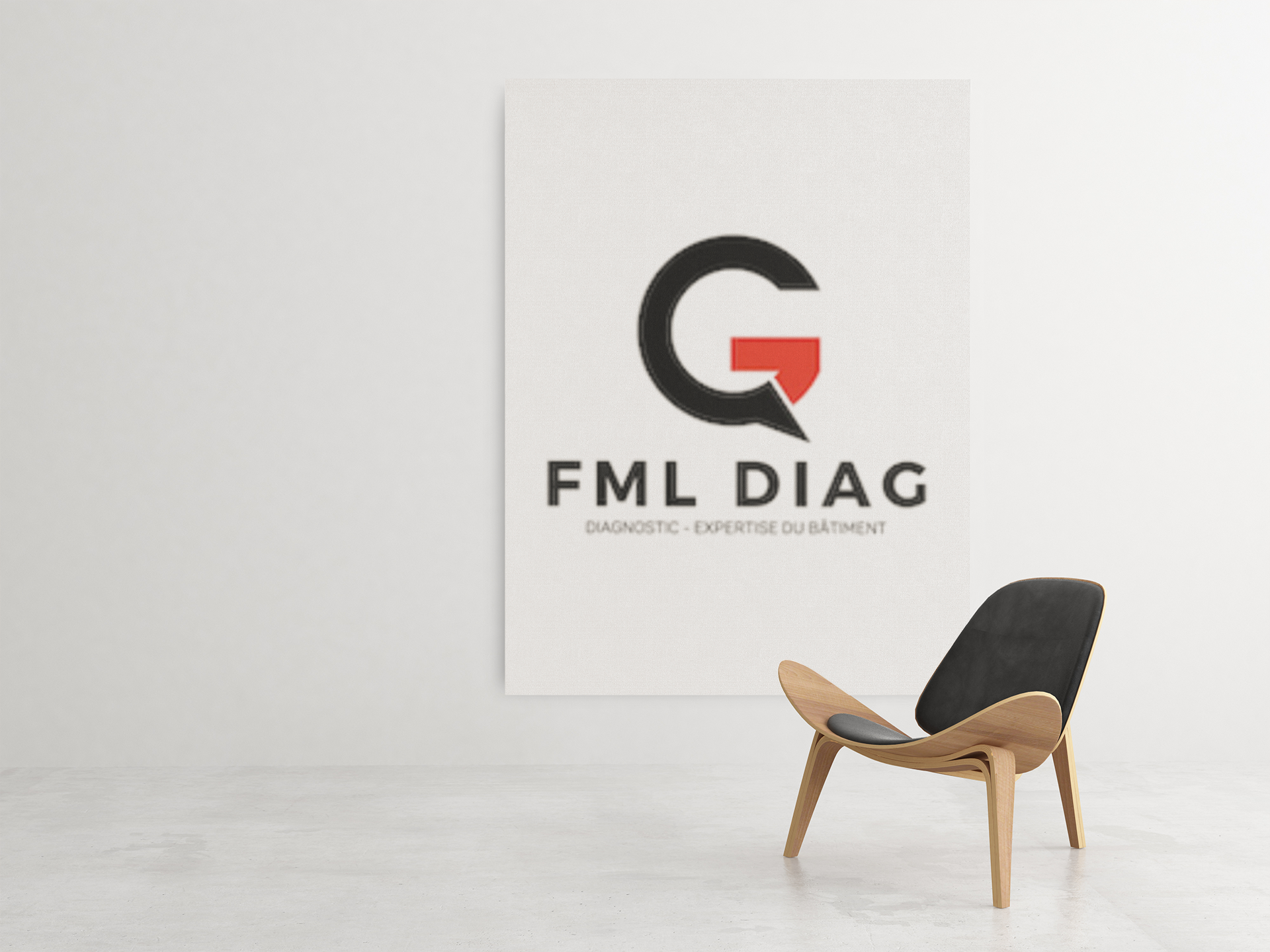 Mur blanc avec le logo FML DIAG et une chaise en bois.