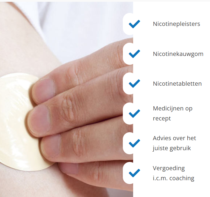 Hand die een nicotinepleister aanbrengt. 