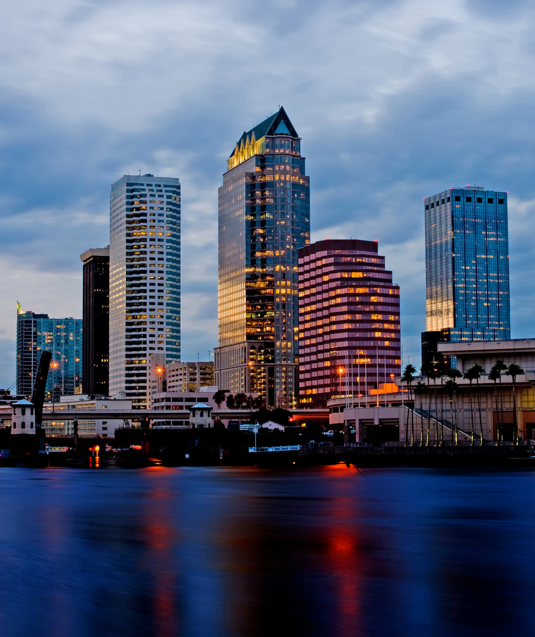 Tampa City skyline at dusk - Picture supports MUVR is Tampa's moving company