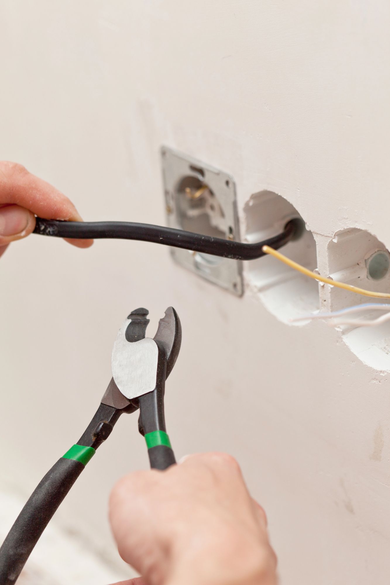 Sähköasennukset ja -huollot teollisuuden tarpeisiin
