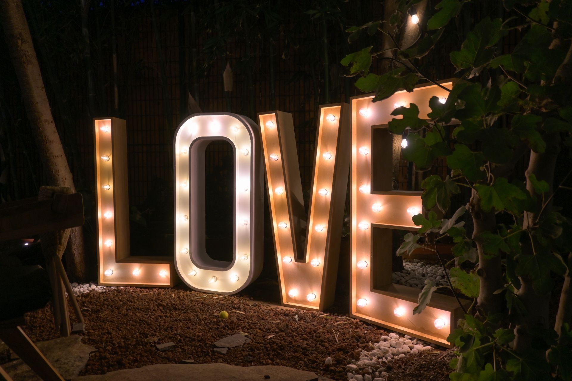 Un gran cartel de amor iluminado se enciende por la noche.