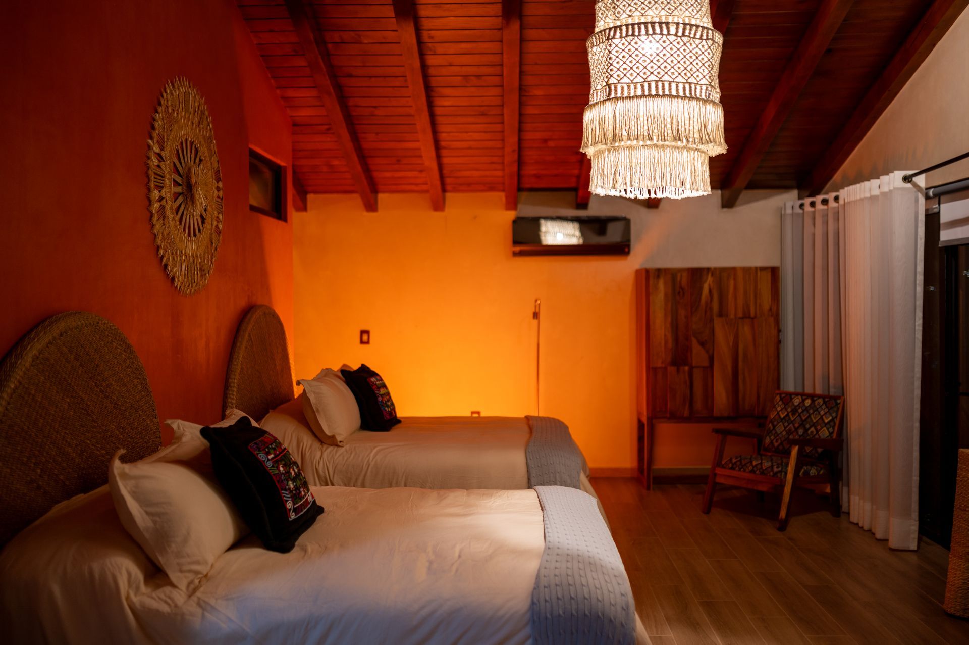 Un dormitorio con dos camas y una lámpara de araña colgando del techo.