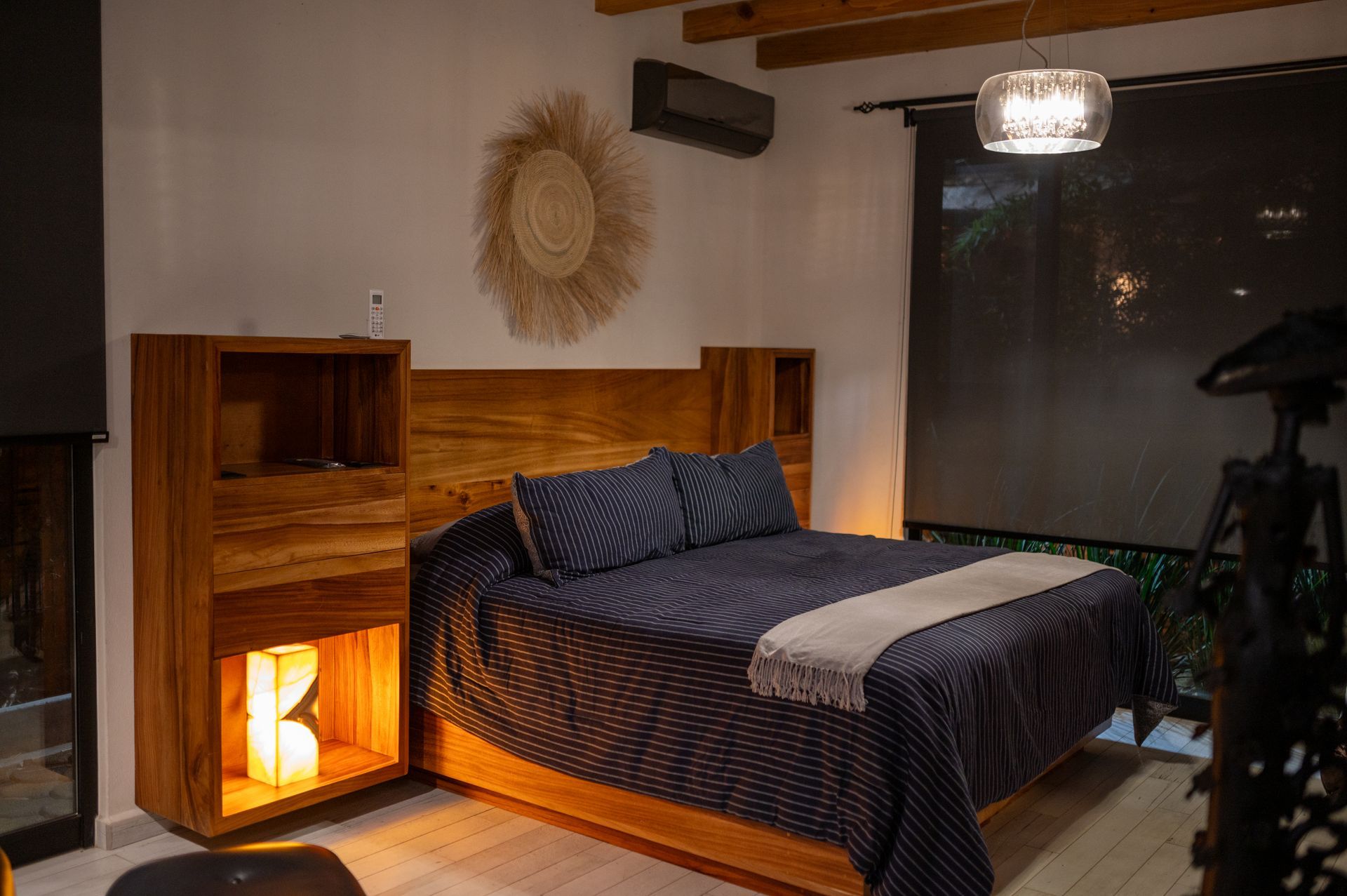 Un dormitorio con una cama king size y dos mesitas de noche.