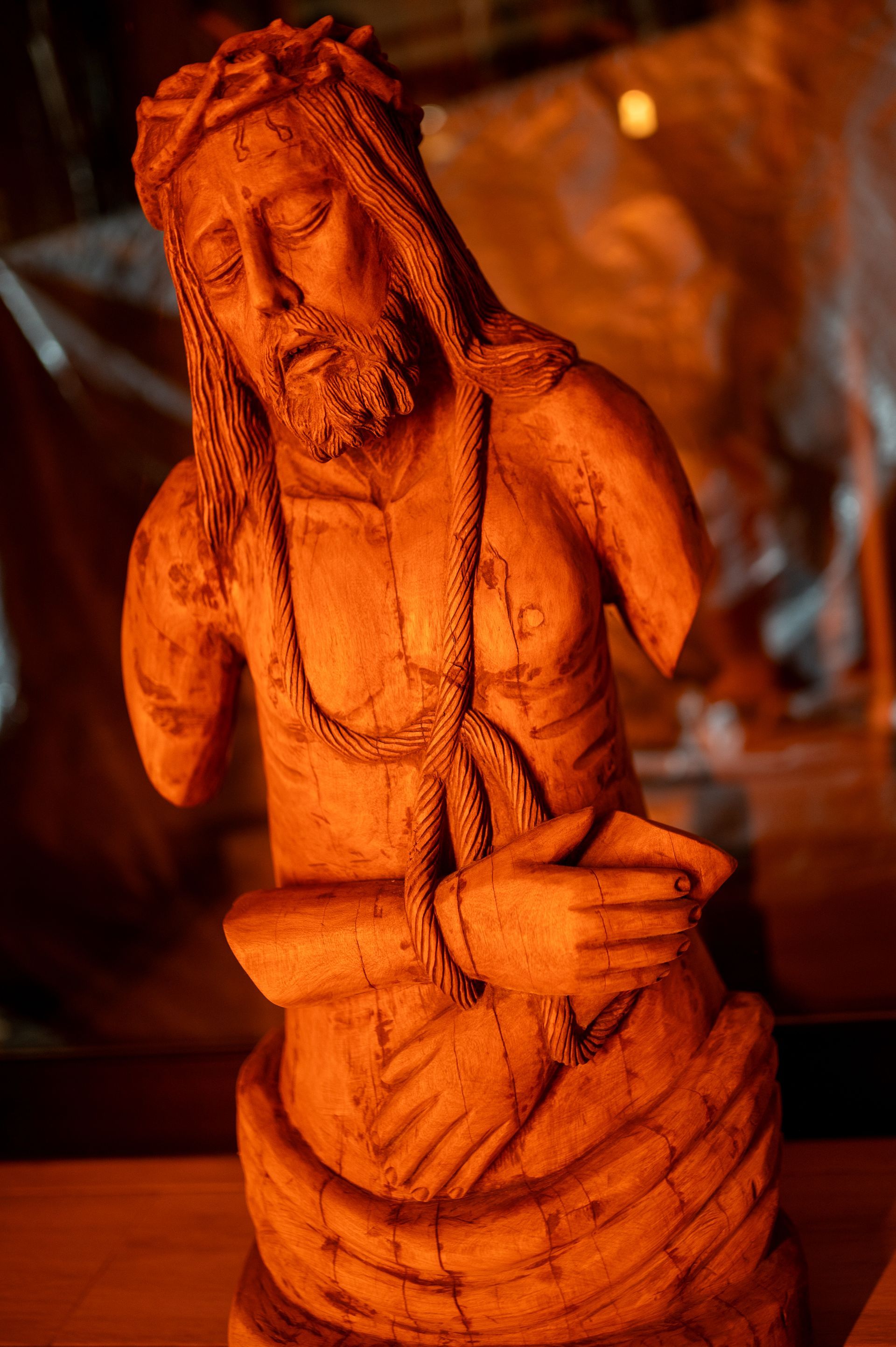 Una estatua de Jesús con una corona de espinas en la cabeza