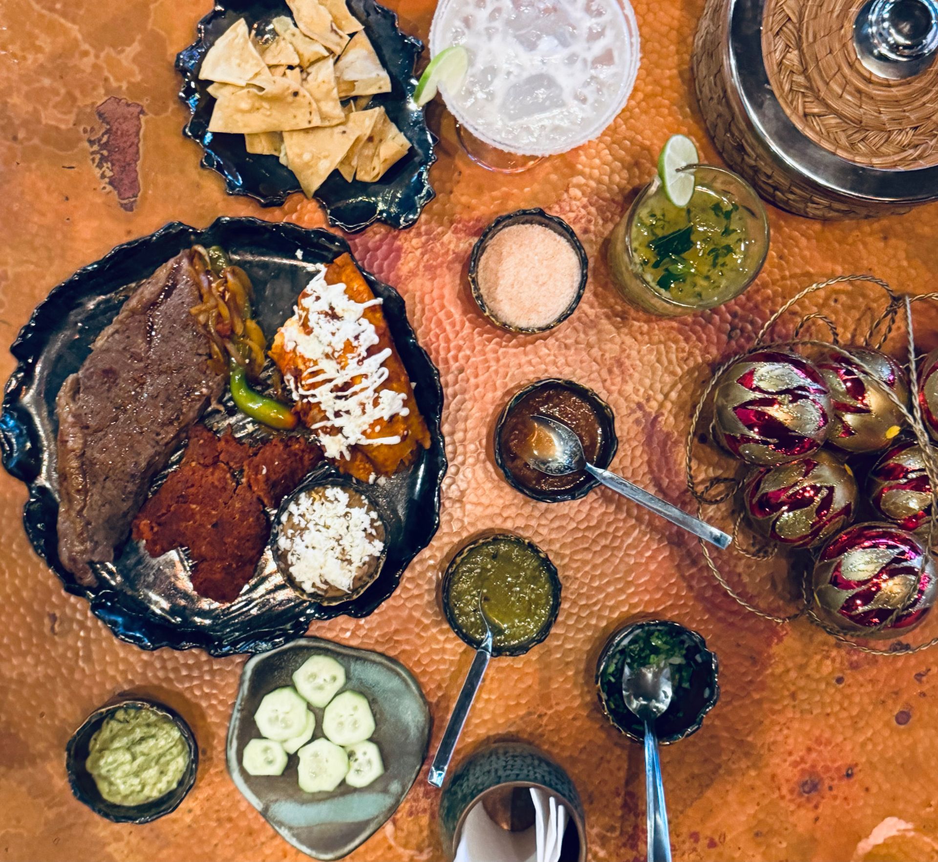 Una mesa cubierta con platos de comida y bebidas.