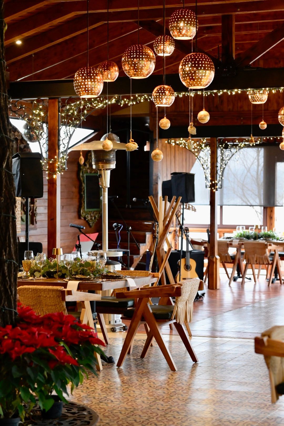 Un restaurante con mesas y sillas decoradas para navidad.