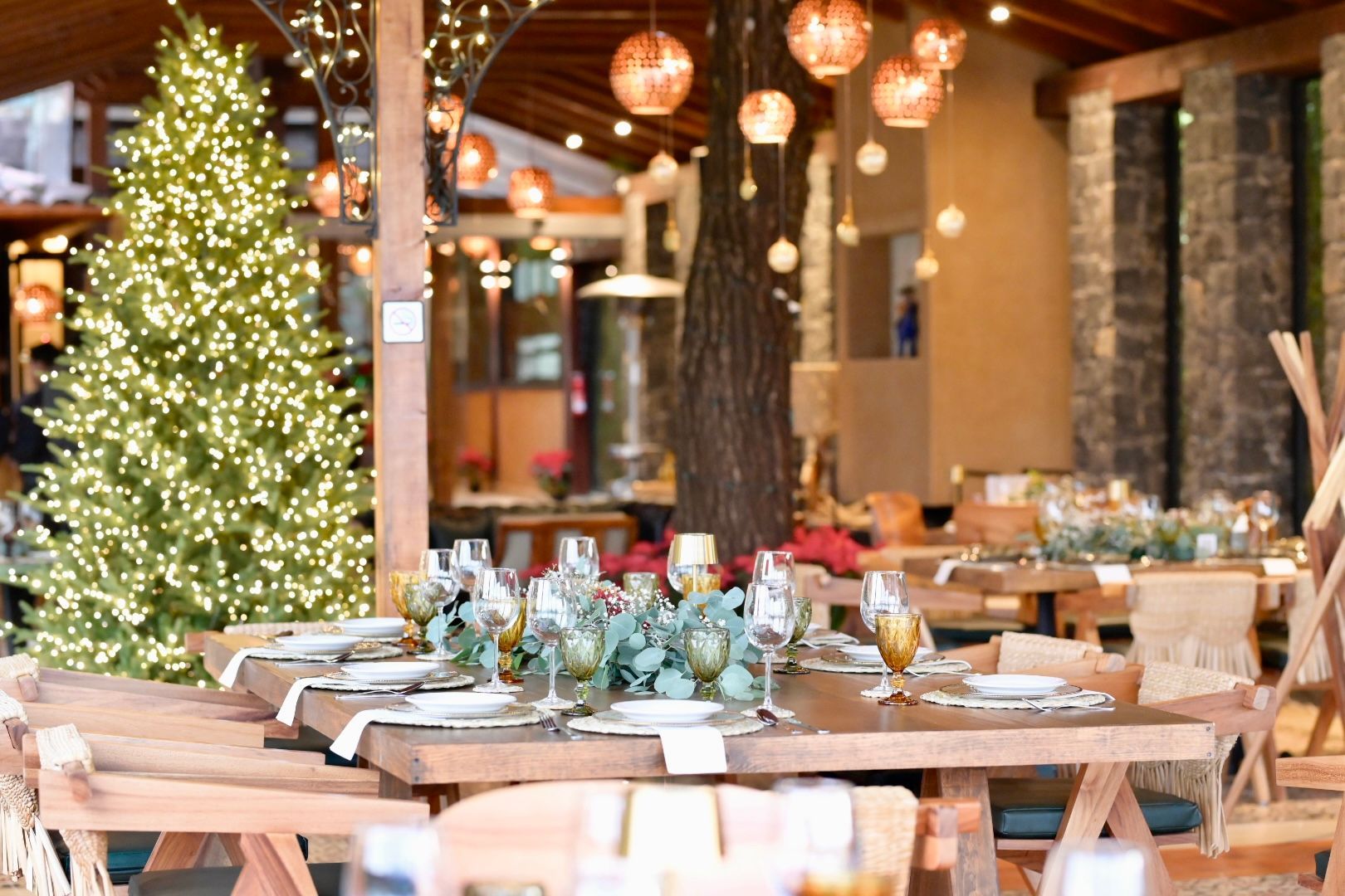 Hay un árbol de Navidad al fondo del restaurante.