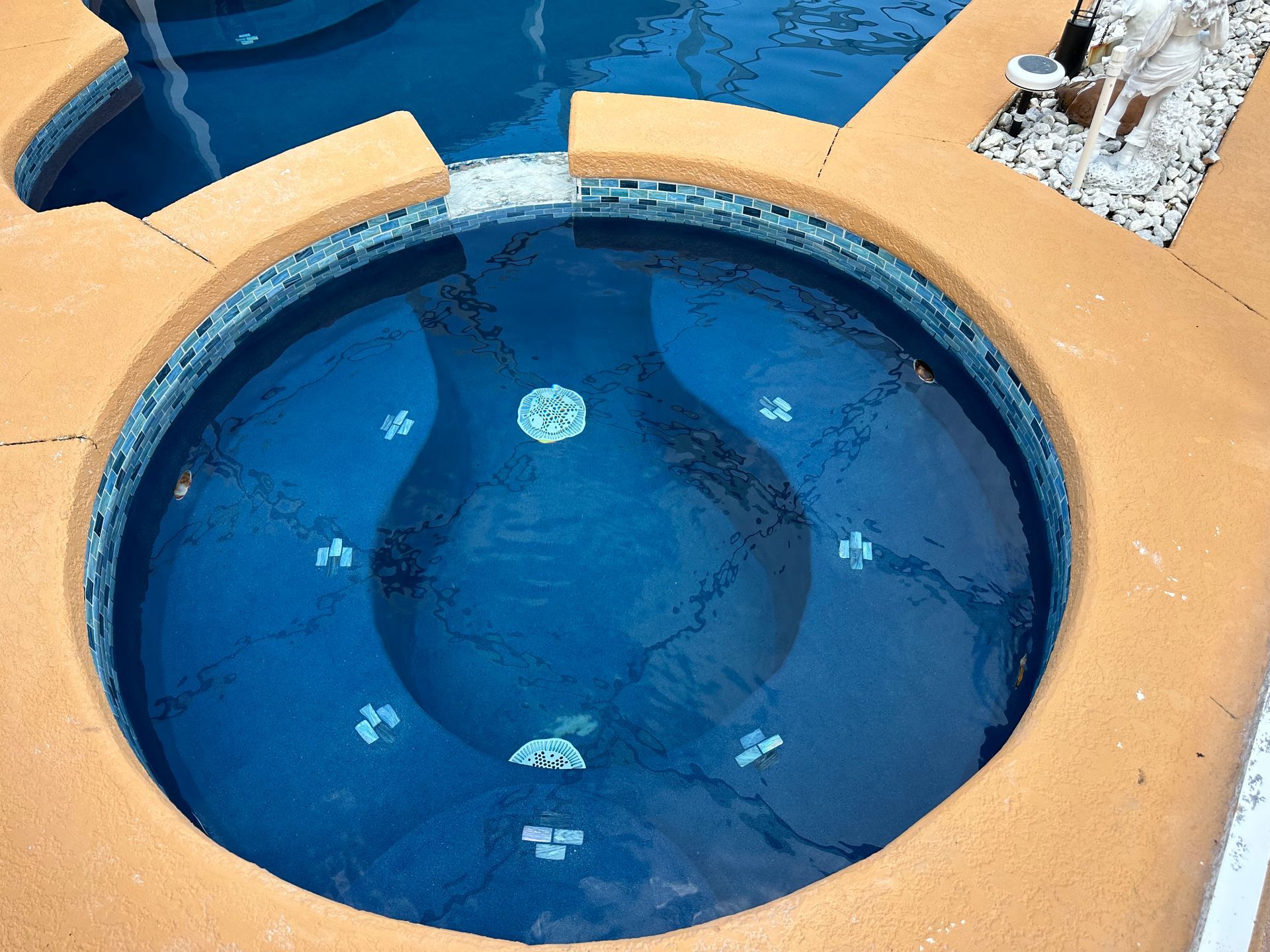 A hot tub in the middle of a swimming pool