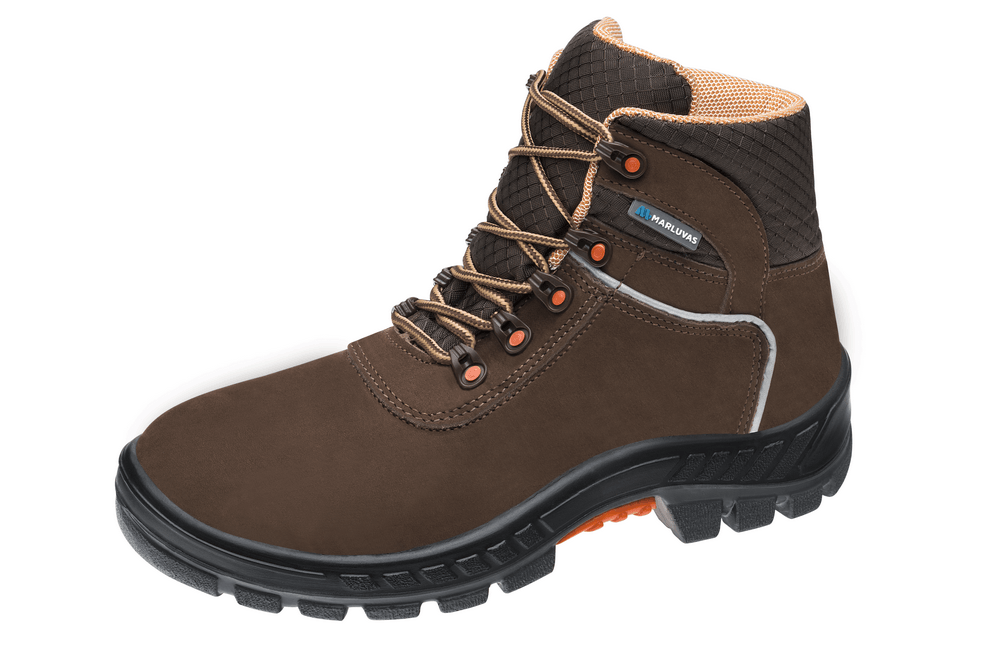 Um par de botas de segurança marrons sobre um fundo branco.