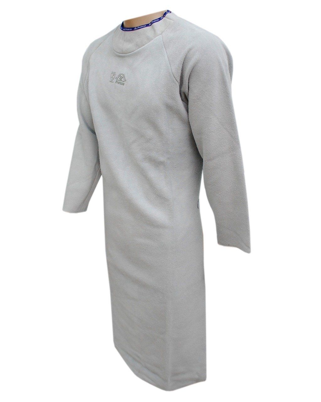 Um vestido cinza com mangas compridas está em um manequim
