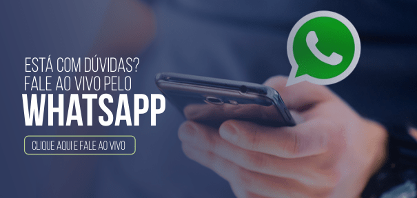 Uma pessoa está segurando um celular e usando o Whatsapp
