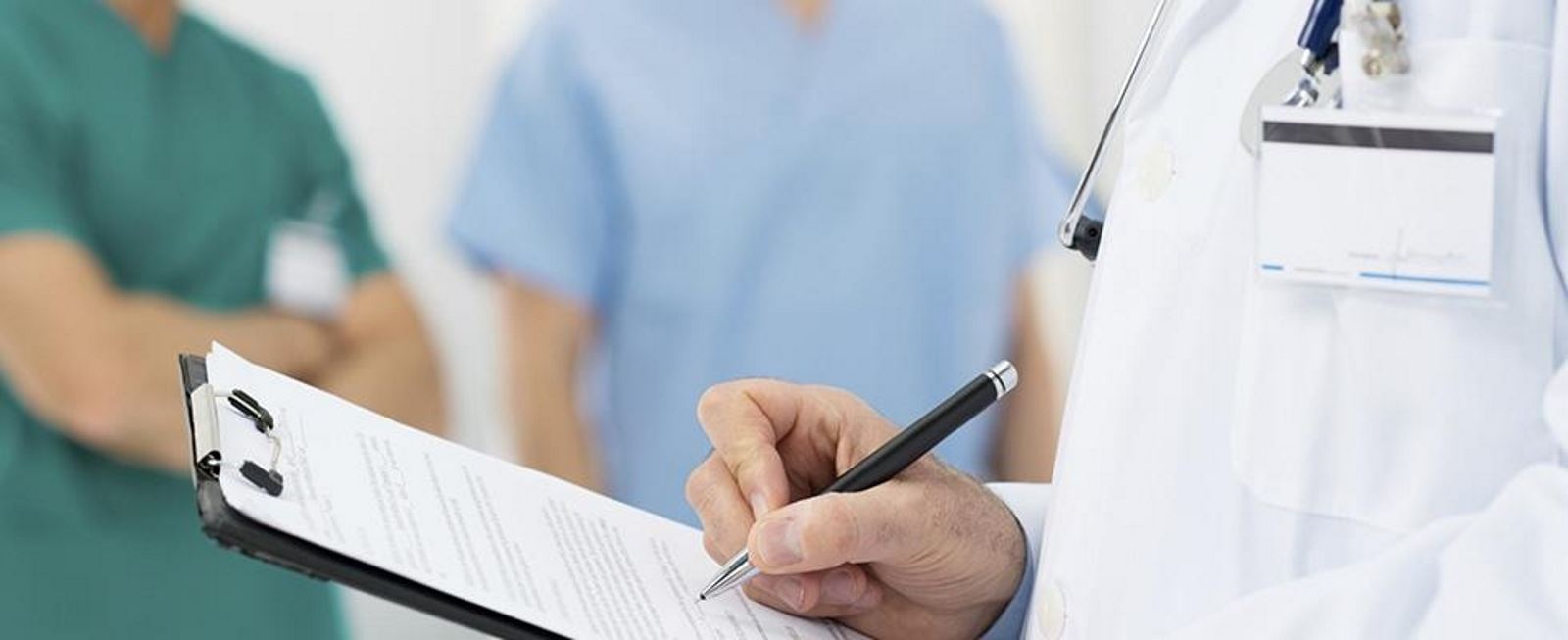 un medico mentre scrive su un rilievo di scrittura