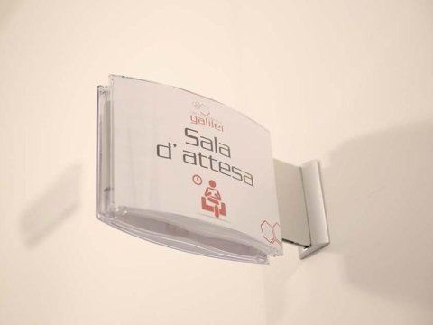 un'insegna con scritto Galilei Sala d’attesa
