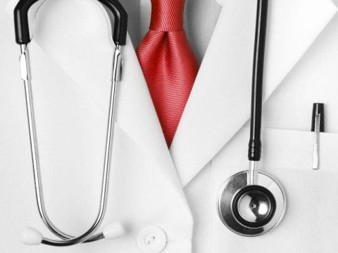 un camice bianca e un stetoscopio