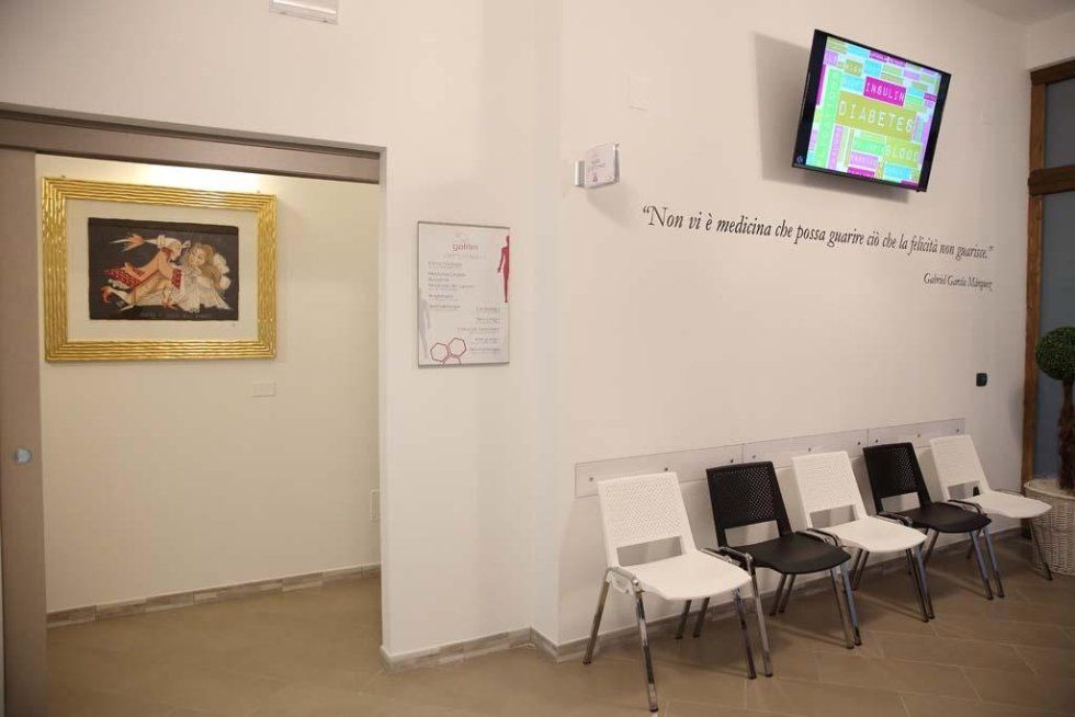 delle sedie e uno schermo in una sala d’attesa