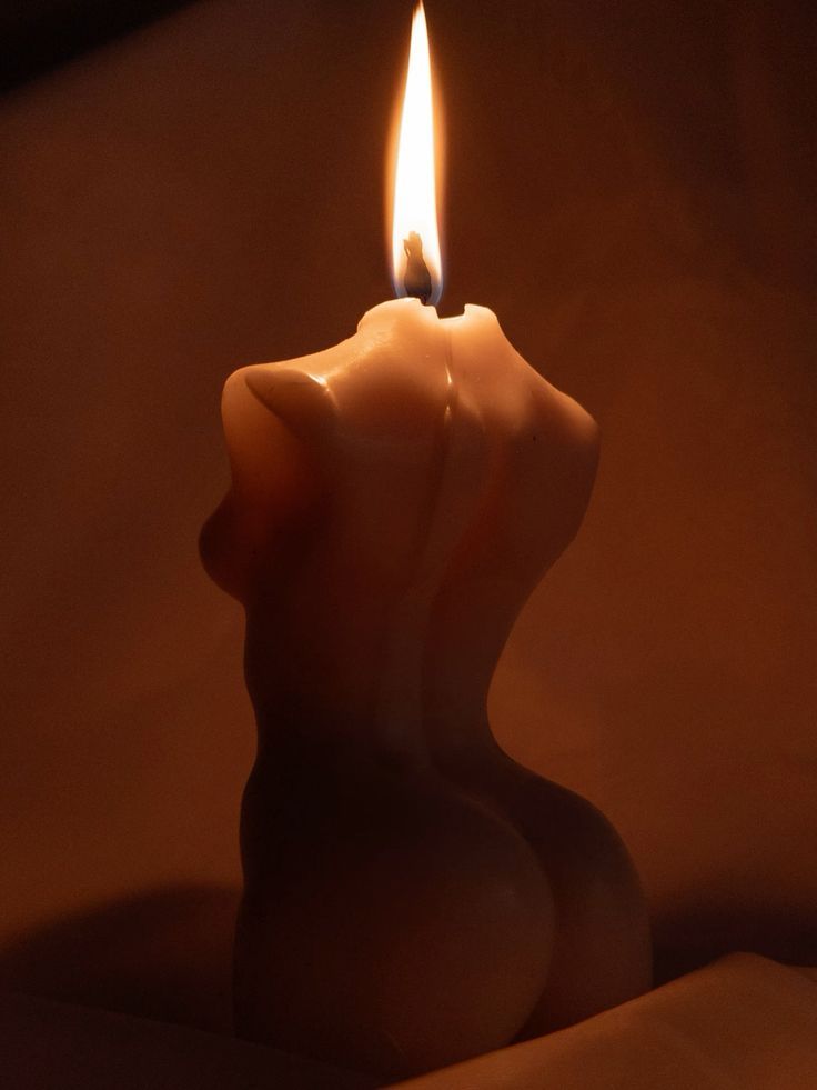 
Vendem para a gente desde que nós somos meninas que devemos esperar o príncipe encantado para rompe