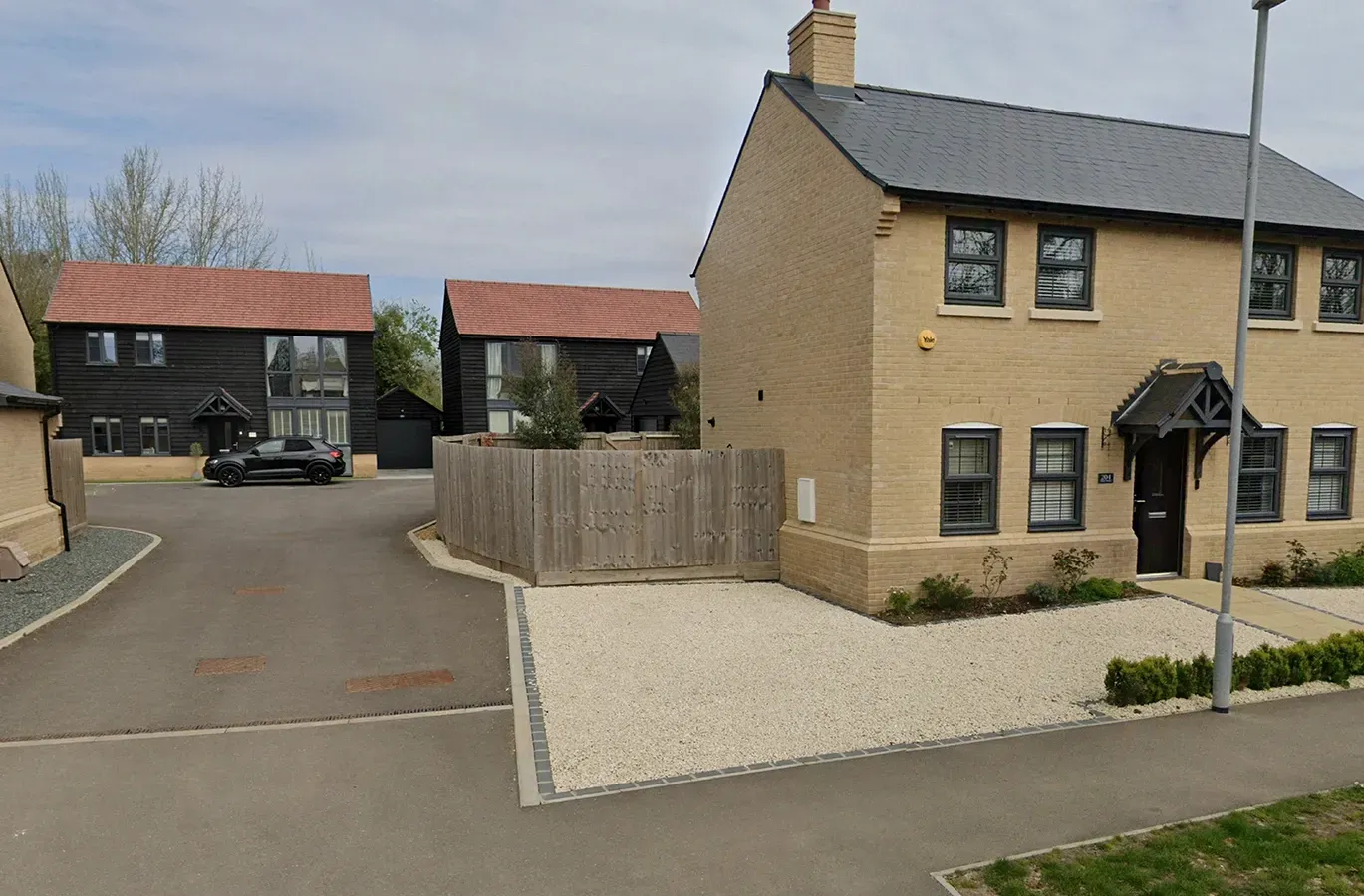 A group of houses are sitting next to each other in a residential area.