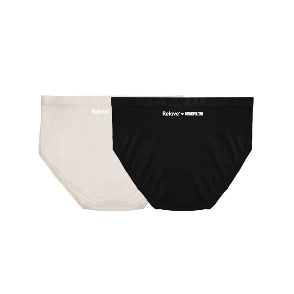 兩條三角褲：一條米色，一條黑色。腰帶上印有文字。