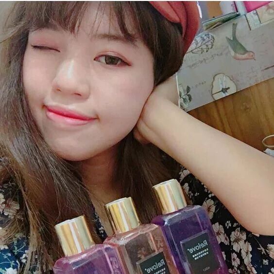 女人眨了眨眼，手裡拿著幾瓶化妝品。