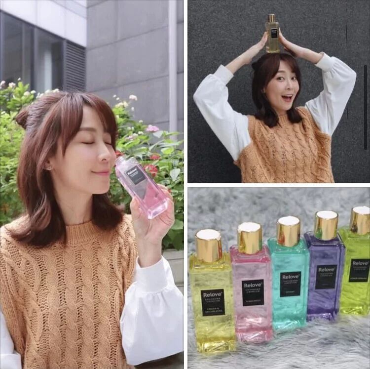 一位女士正在聞著一瓶香水，旁邊展示著各種顏色的香水瓶。