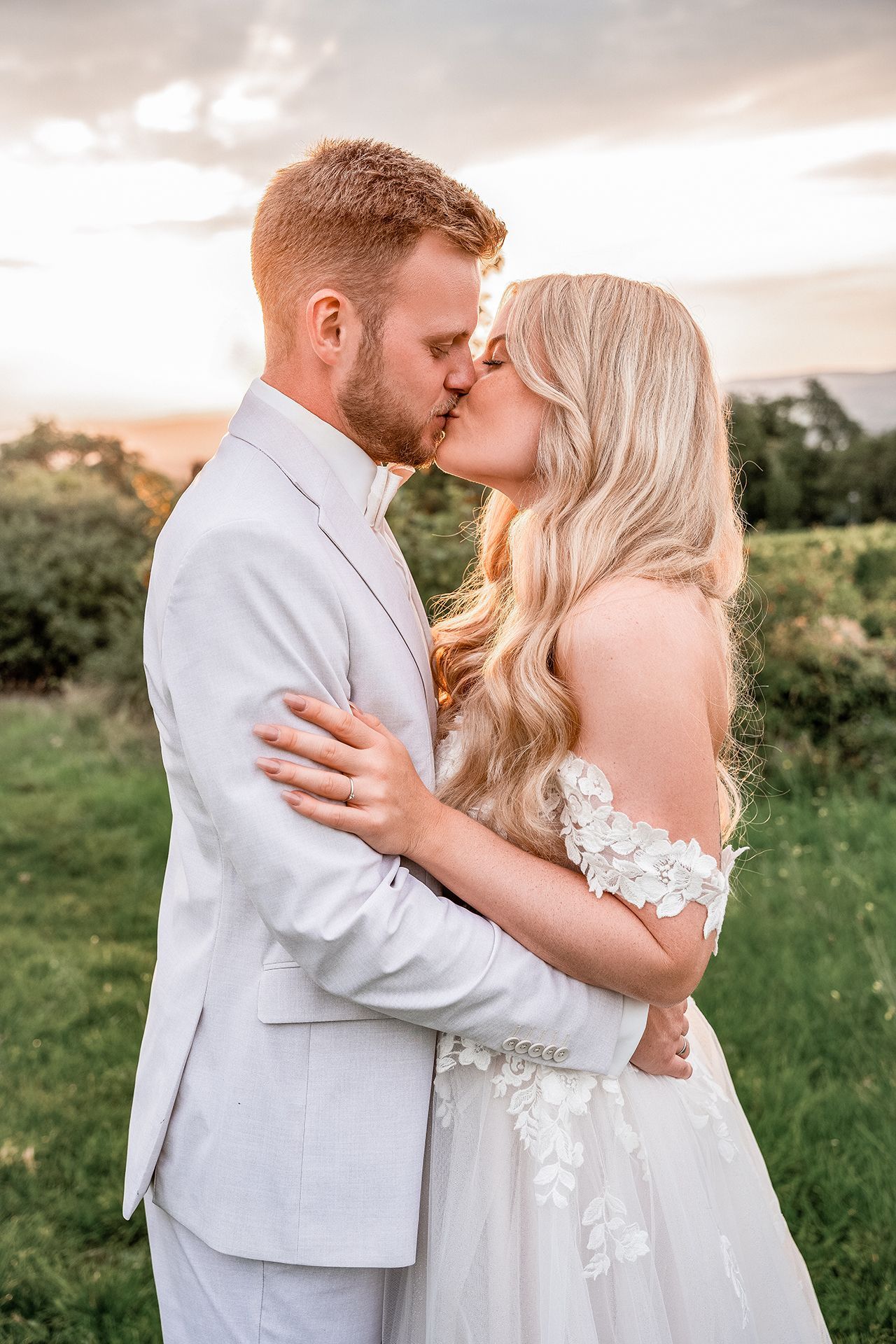 Brautpaar in Weinbergen zur golden Hour, küsst sich innig – Hochzeitsfotos Ingelheim