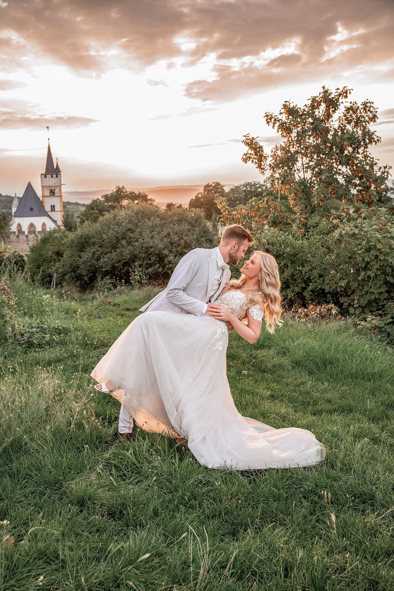 Brautpaar tanzt in den Weinbergen bei Golden Hour – Hochzeitsfotos Ingelheim