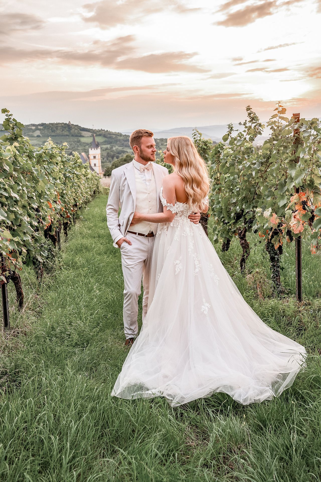 Brautpaar in den Weinbergen, sie schauen sich an, ihr Rücken der Kamera zugewandt - Hochzeitsfotografie Ingelheim