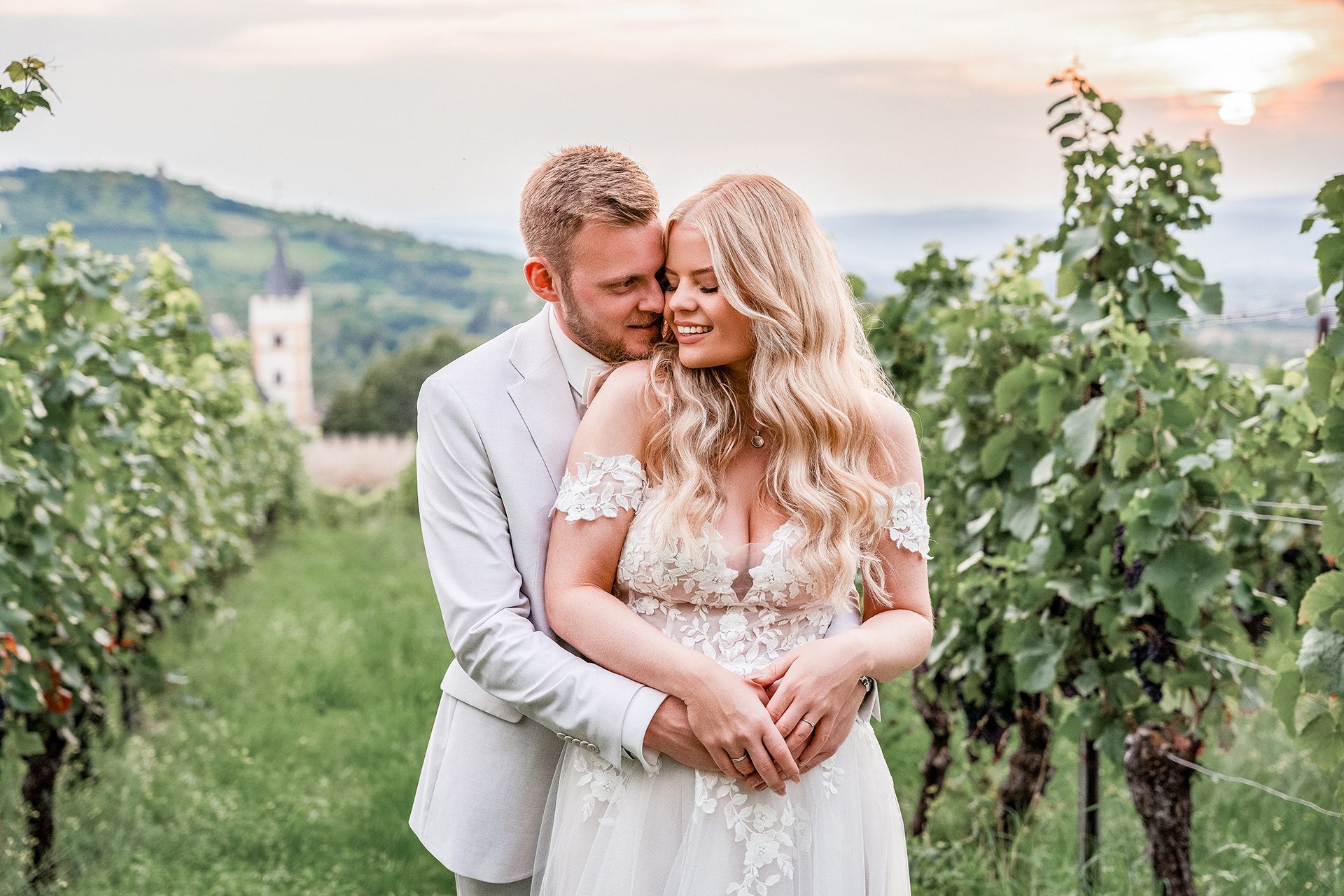 Bräutigam umarmt Braut, schaut zu ihr, sie hat die Augen geschlossen - Hochzeitsfotograf Ingelheim