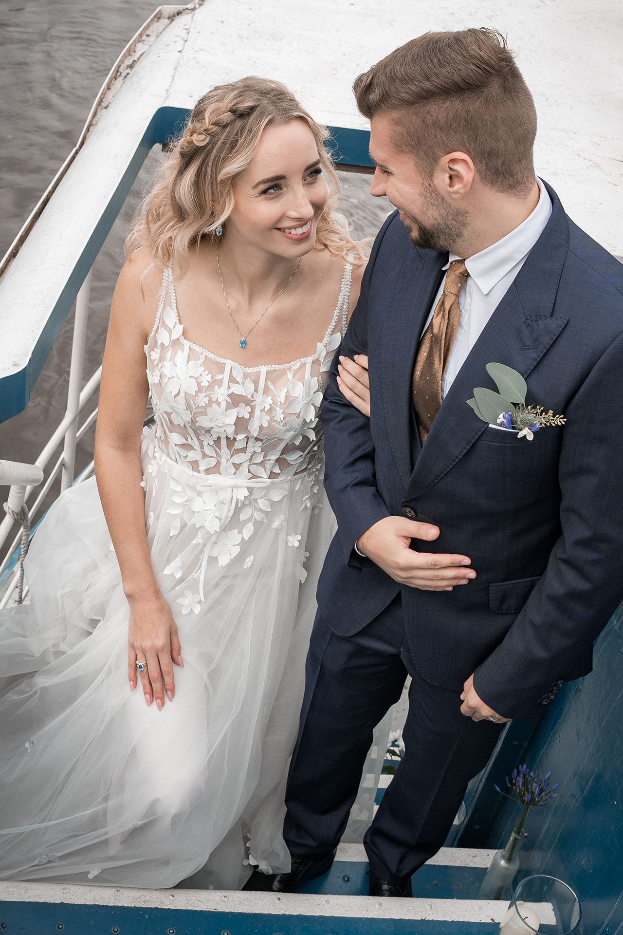 Hochzeitsfoto des Brautpaares auf dem Schiff Backschaft in Frankfurt