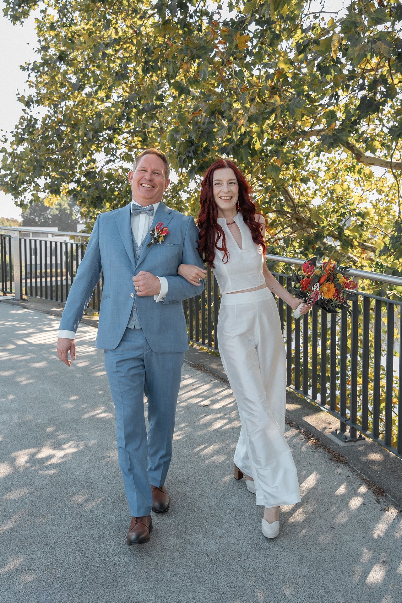 Fröhliches Brautpaar Shooting in Bad Kreuznach, das die Liebe und Freude des Paares perfekt einfängt