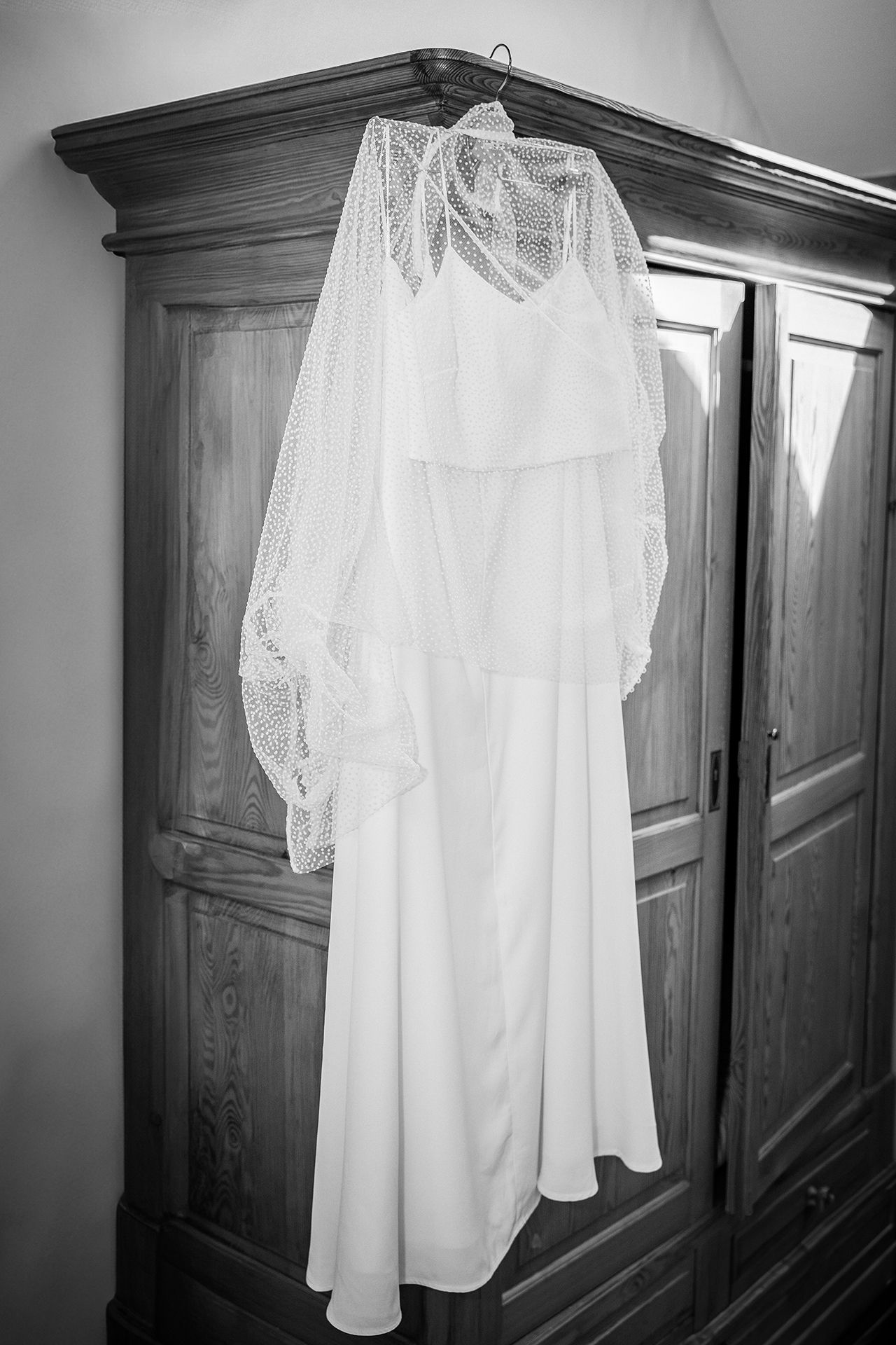 Hochzeitskleid hängt an Schrank im Brautzimmer – Hochzeitsfotos Mainz