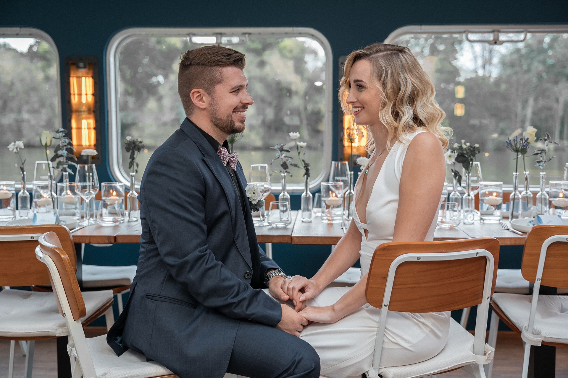 Hochzeitsfotograf Frankfurt, Braut und Bräutigam halten Händchen und blicken sich verliebt an