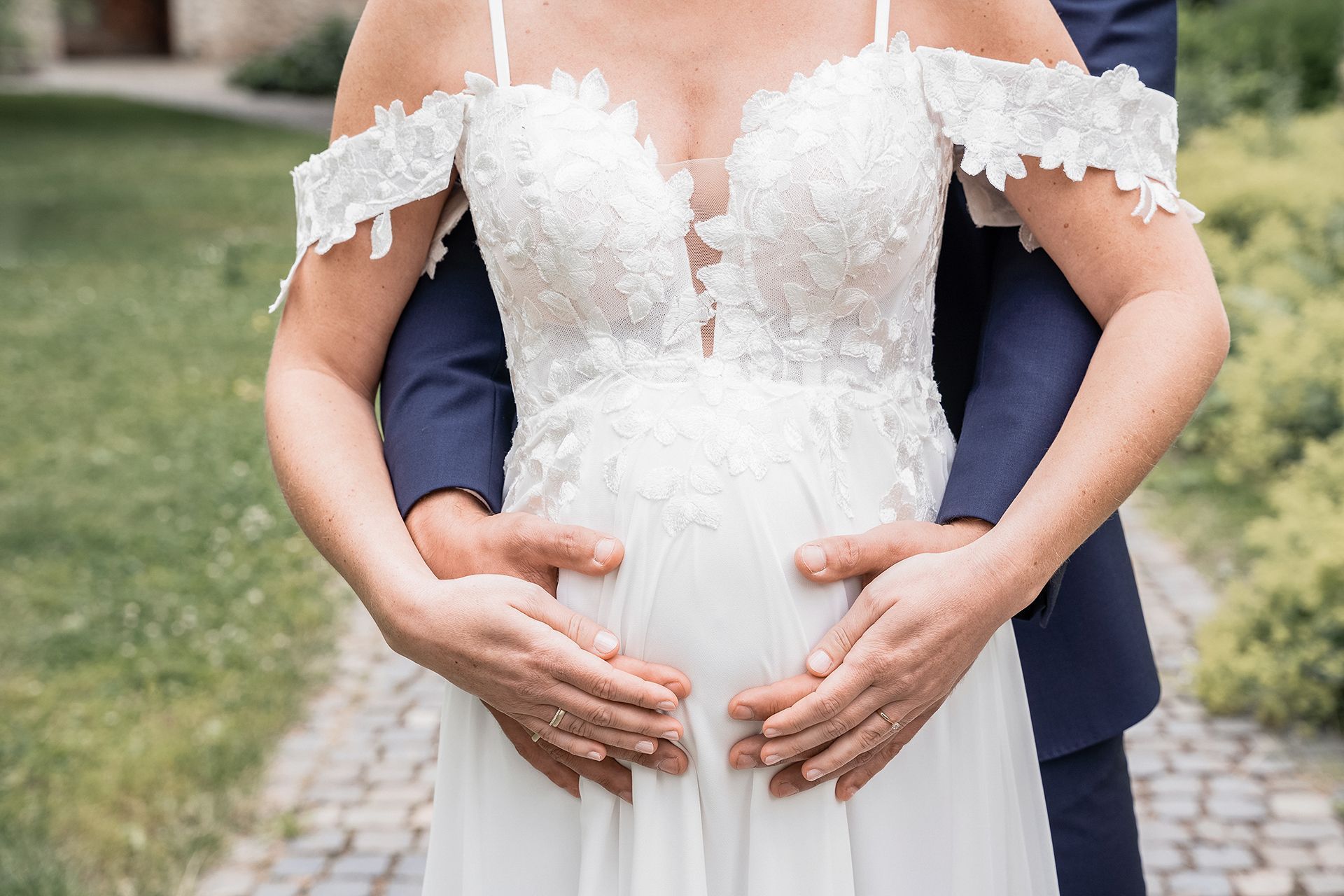 Hochzeitsfotograf Ingelheim, Babybauch der Braut im Fokus während der Hochzeit für besondere Hochzeitsfotos