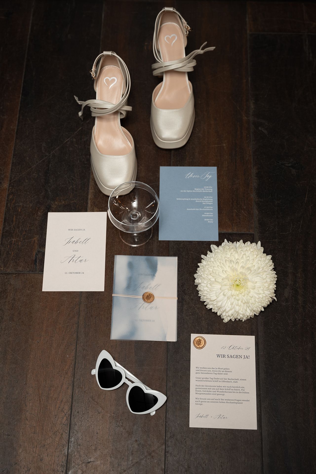 Flat Lay von Einladungskarten und Hochzeitsdetails für die Hochzeit in Frankfurt